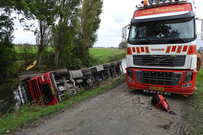 Vrachtwagen geladen met bieten belandt in sloot