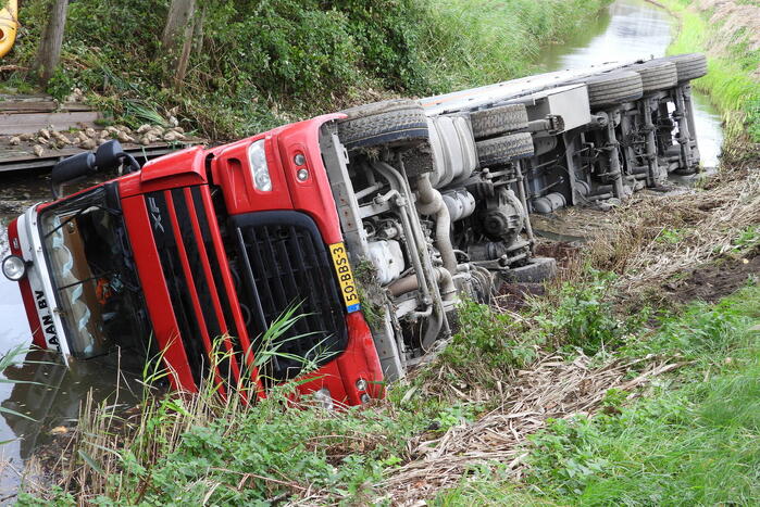 Vrachtwagen geladen met bieten belandt in sloot