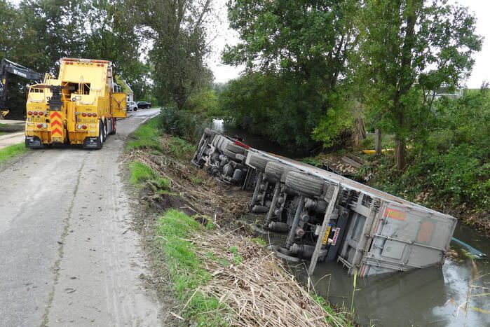Vrachtwagen geladen met bieten belandt in sloot