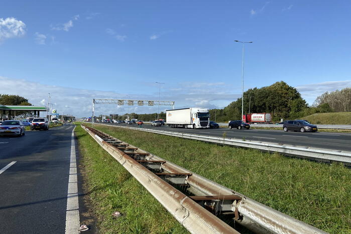 Vrachtwagen uitgebrand op oprit van snelweg