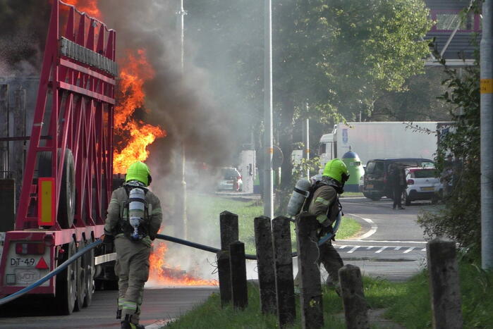 Vrachtwagen uitgebrand op oprit van snelweg