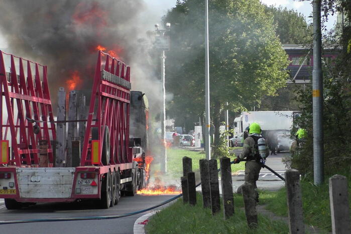 Vrachtwagen uitgebrand op oprit van snelweg