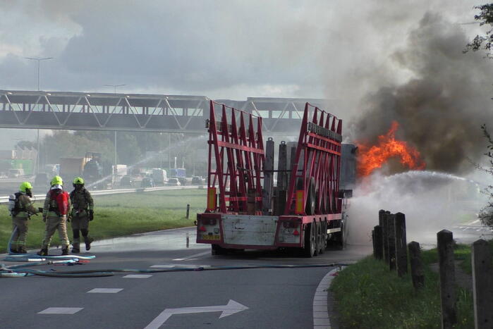 Vrachtwagen uitgebrand op oprit van snelweg