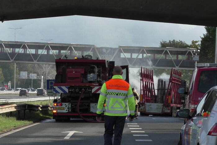 Vrachtwagen uitgebrand op oprit van snelweg