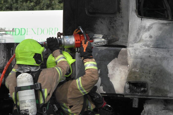 Vrachtwagen uitgebrand op oprit van snelweg