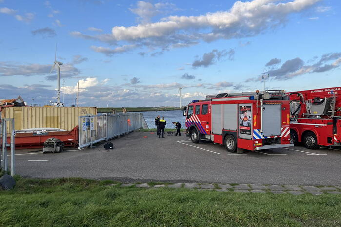 Meerdere personen te water na omslaan vaartuig