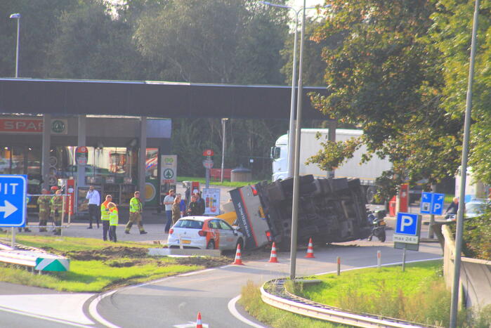Vrachtwagen belandt op zijkant