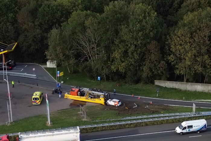 Vrachtwagen belandt op zijkant