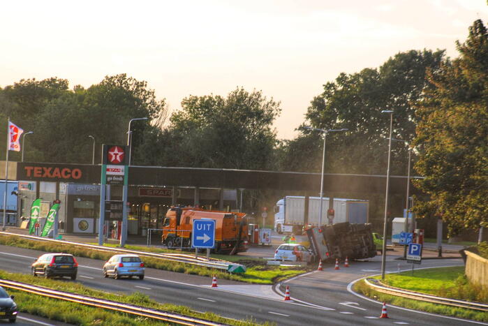 Vrachtwagen belandt op zijkant