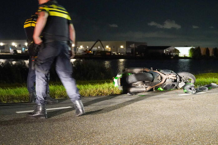 Motorrijder gaat onderuit en raakt gewond