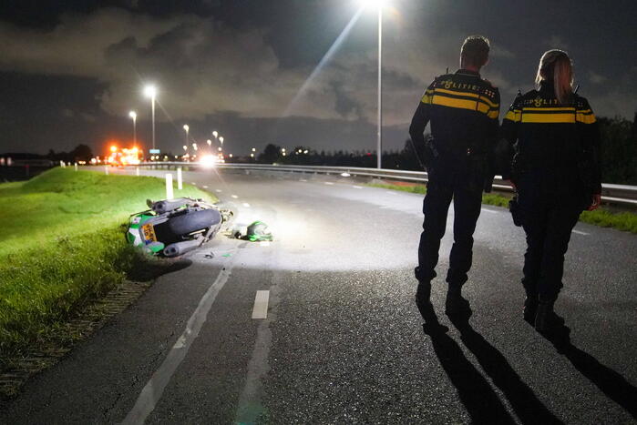 Motorrijder gaat onderuit en raakt gewond