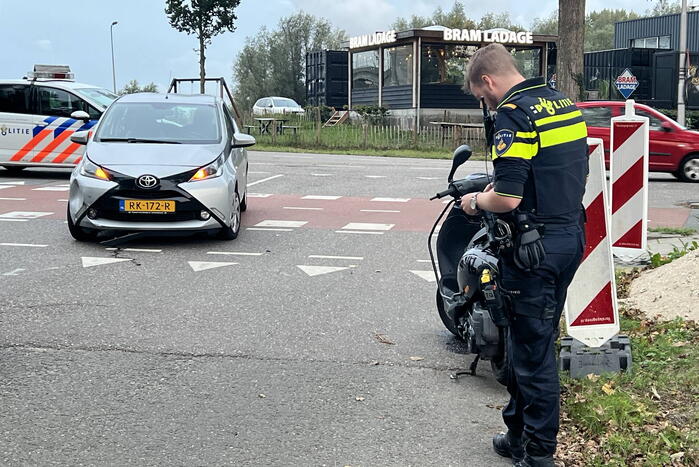 Minderjarige scooterrijder gewond bij aanrijding bij oversteekplaats