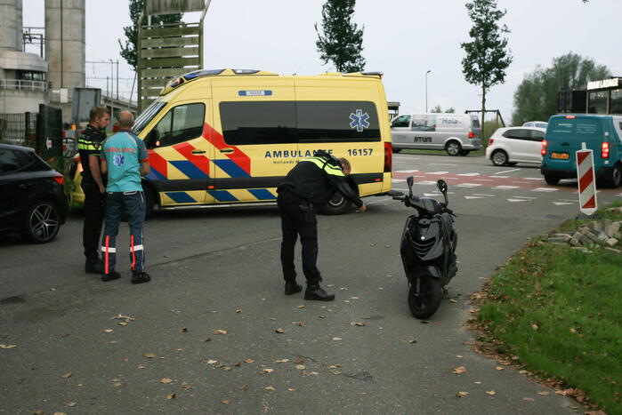 Minderjarige scooterrijder gewond bij aanrijding bij oversteekplaats