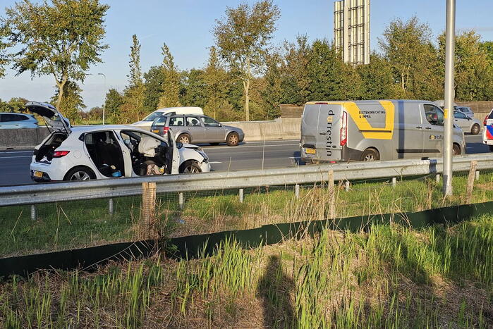 Flinke schade bij botsing tussen auto en bestelbus