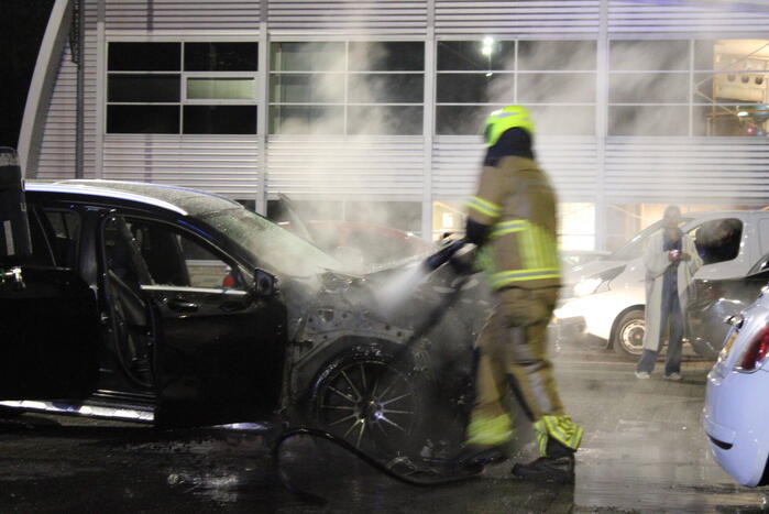 Geparkeerde auto zwaar beschadigd door brand