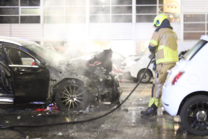 Geparkeerde auto zwaar beschadigd door brand