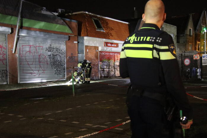 Brandweer verricht metingen bij rokende substantie op straat