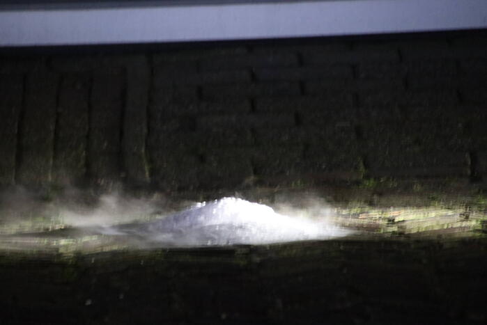 Brandweer verricht metingen bij rokende substantie op straat