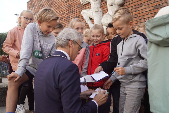 Lucas Bolsius opent feestweek vanwege 100-jarig bestaan Sint Josephschool