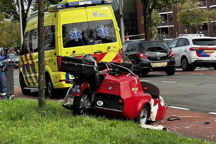 Zijspan in botsing met automobilist