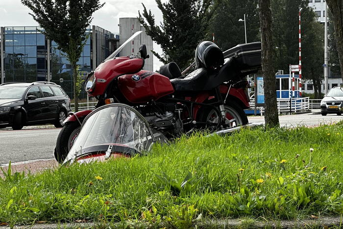 Zijspan in botsing met automobilist