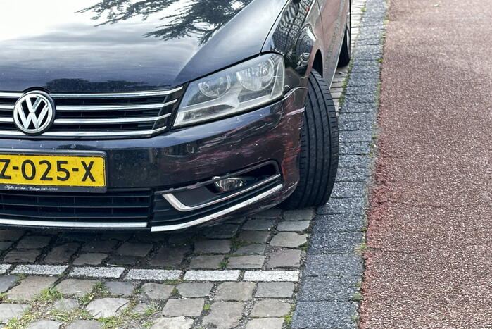 Zijspan in botsing met automobilist