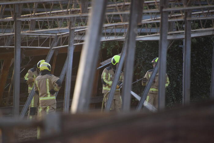 Brand in leegstaande kas snel geblust