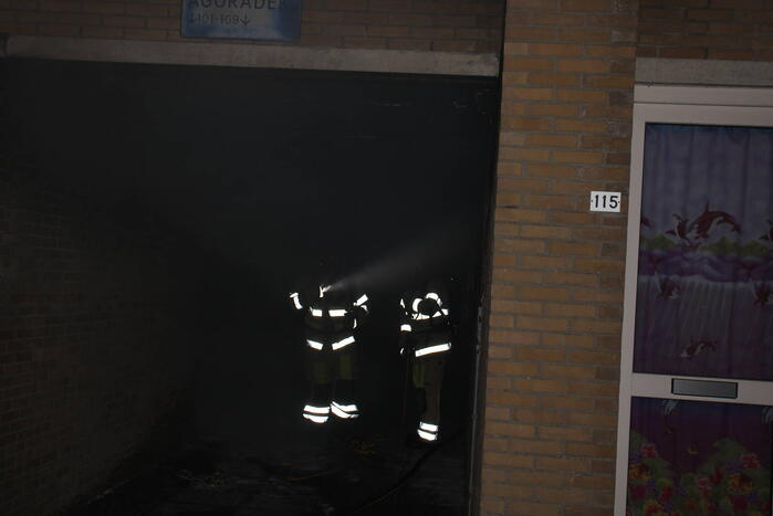 Houten bank vliegt in brand