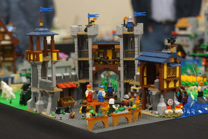 LEGO-liefhebbers bewonderen tentoongestelde creaties