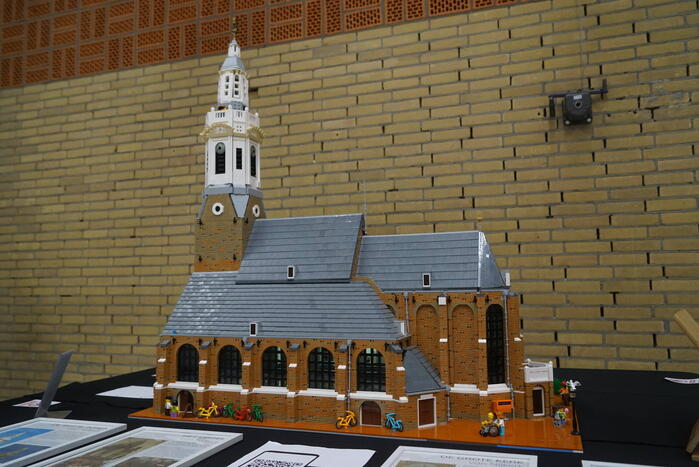 Nagebouwde Grote Kerk van Lego tentoongesteld