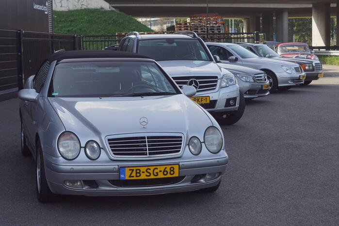 Beeldschone Mercedes-Benz voertuigen geparkeerd