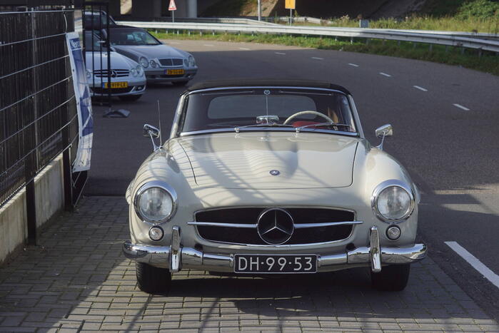 Beeldschone Mercedes-Benz voertuigen geparkeerd