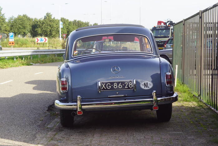 Beeldschone Mercedes-Benz voertuigen geparkeerd
