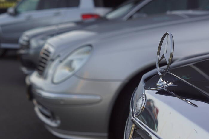Beeldschone Mercedes-Benz voertuigen geparkeerd