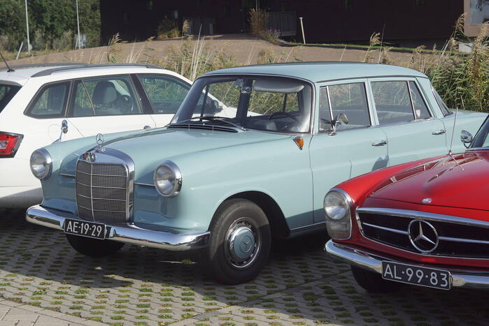 Beeldschone Mercedes-Benz voertuigen geparkeerd