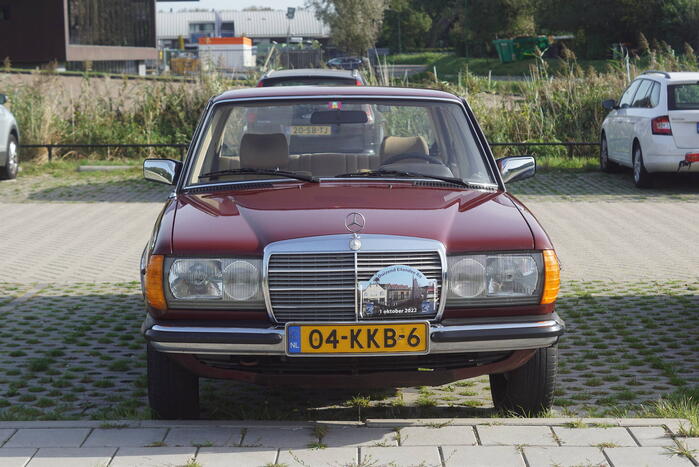 Beeldschone Mercedes-Benz voertuigen geparkeerd