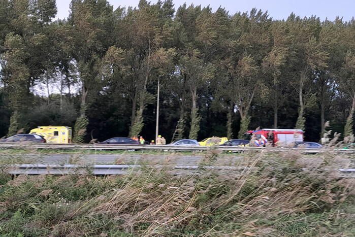 Traumahelikopter landt op snelweg nadat auto tegen boom klapt, twee gewonden