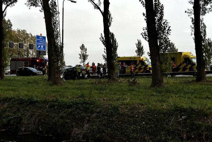 Traumahelikopter landt op snelweg nadat auto tegen boom klapt, twee gewonden