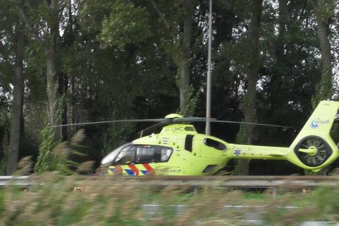 Traumahelikopter landt op snelweg nadat auto tegen boom klapt, twee gewonden