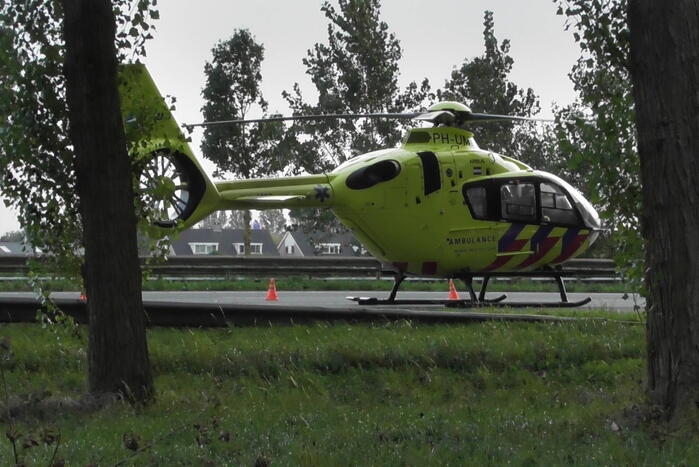 Traumahelikopter landt op snelweg nadat auto tegen boom klapt, twee gewonden
