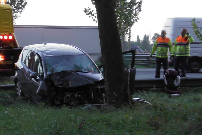 Traumahelikopter landt op snelweg nadat auto tegen boom klapt, twee gewonden