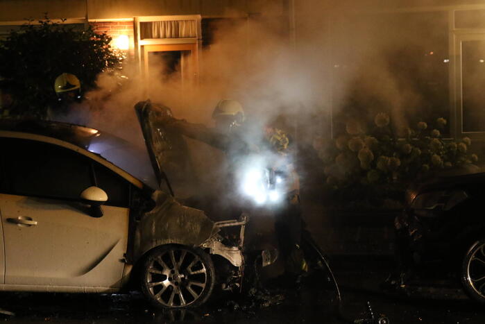 Brandweer blust brandende auto