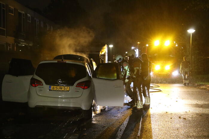 Brandweer blust brandende auto