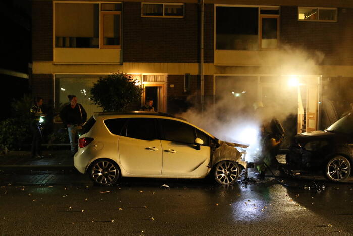 Brandweer blust brandende auto