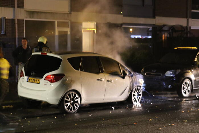 Brandweer blust brandende auto
