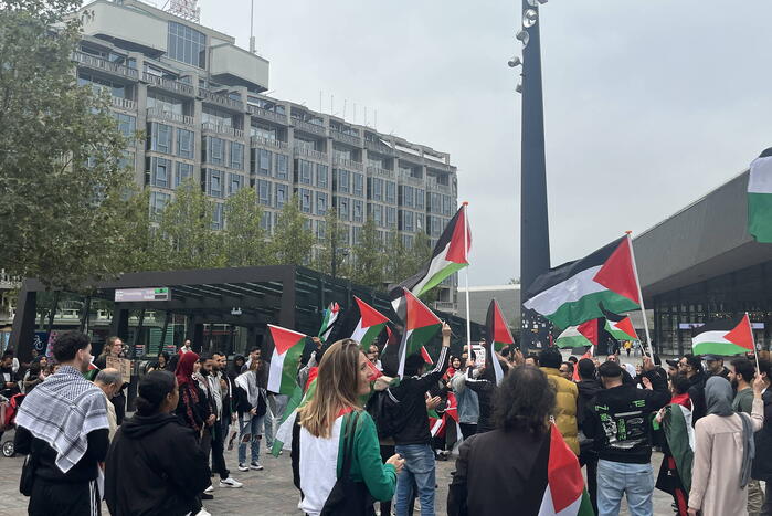 Revolutionaire Eenheid demonstreert bij centraal station