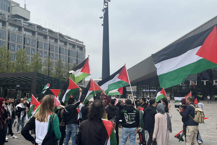 Revolutionaire Eenheid demonstreert bij centraal station