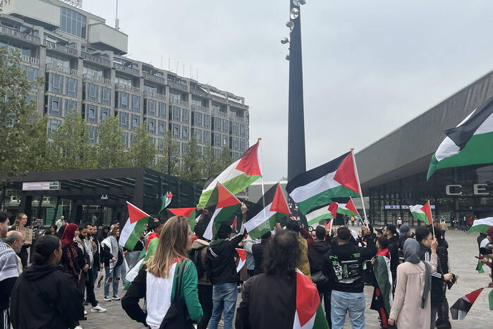 Revolutionaire Eenheid demonstreert bij centraal station