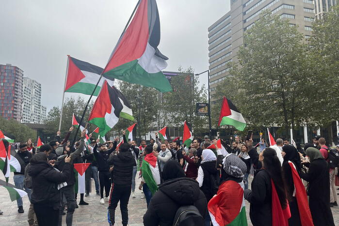 Revolutionaire Eenheid demonstreert bij centraal station
