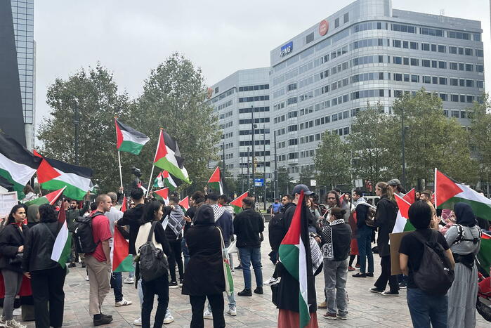 Revolutionaire Eenheid demonstreert bij centraal station